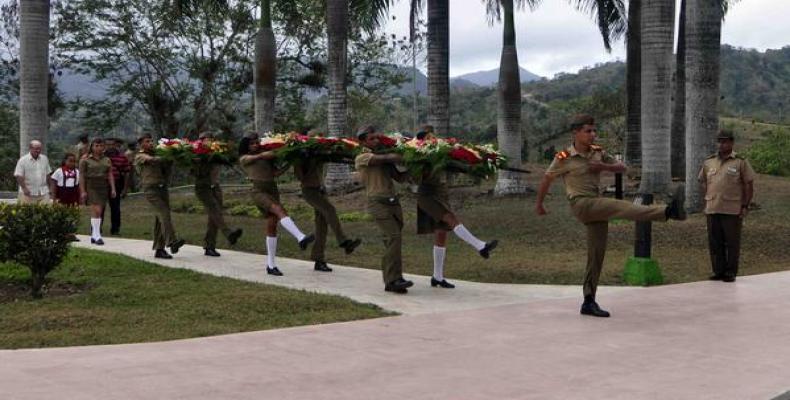 Estudiantes de la Escuela Militar &quot;Camilos Cienfuegos&quot; colocaron las ofrendas. Foto: Miguel Rubiera