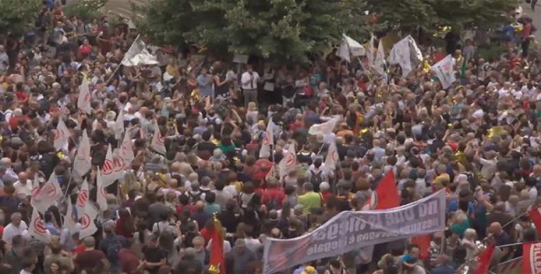 Protesters in Milan against Italy's decision to bar migrants.  Photo: Ruptly