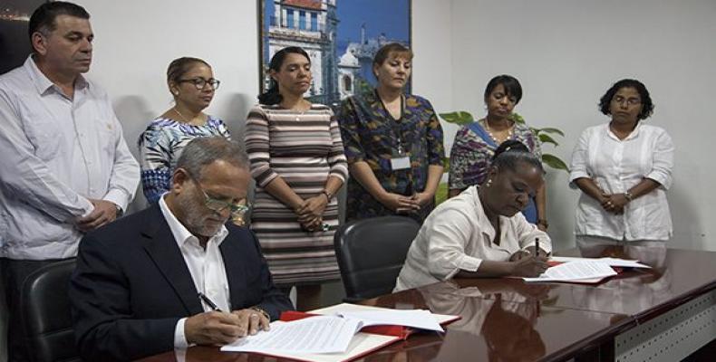 Scott Gilbert e Isabel O'Reilly firman acuerdo. Foto: Ladyrene Pérez/ Cubadebate.