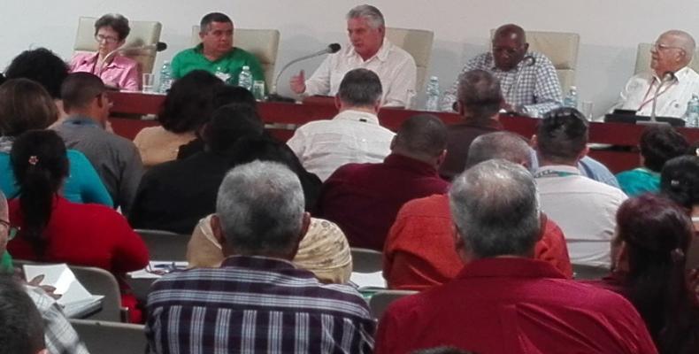 Diaz-Canel asiste a sesiones de la comisión agroalimentaria del Parlamento. (Fotos:Lorenzo Oquendo/RHC)