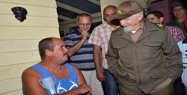 El alto dirigente cubano (D) departió con los lugareños la alegría de sus nuevas viviendas. Foto: Radio Reloj