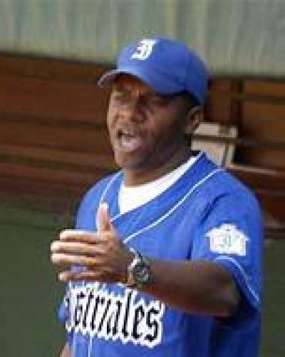 Quienes le vieron jugar, no dudan en colocarlo como figura cimera de su posición en el béisbol cubano de todos los tiempos.