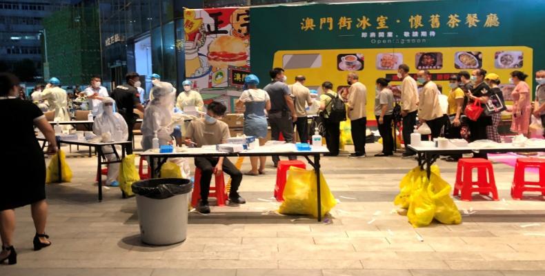 Medical workers at a nucleic acid testing site outside the IBC Mall in Shenzhen.  (Photo: David Kirton/Reuters)