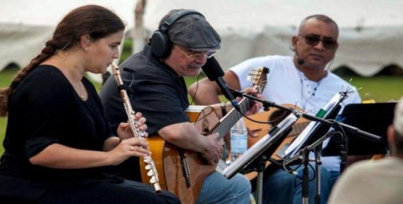 Silvio Rodríguez cantando en penitenciaria habanera