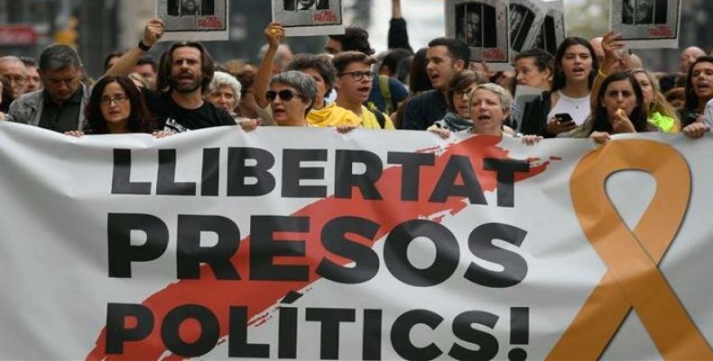 Banner reads &quot;Free Political Prisoners&quot; in Barcelona. (Photo: AFP)