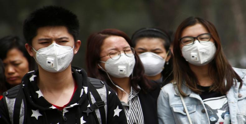 Imagen ilustrativa. Peatones con mascarillas en Pekín, China, el 4 de mayo de 2017.Thomas Peter / Reuters