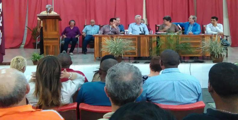 El presidente cubano (C) también llamó a desarrollar la informatización como una necesidad del país. Foto: PL