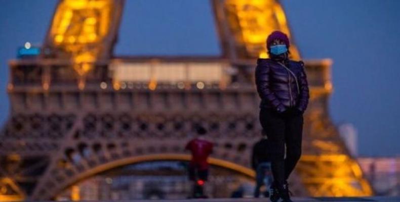 The Eiffel Tower glitters twice as long as usual to thank and support hospital staff.  (Photo: Xinhua)