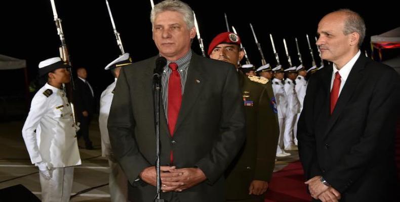 Le président cubain à son arrivée à Caracas, mercredi, le 9 janvier. 