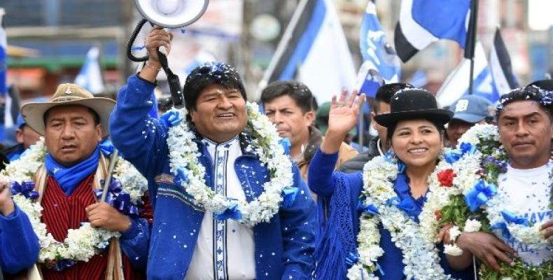 Morales with supporters in the indigenous city of El Alto.   (Photo: ABI)