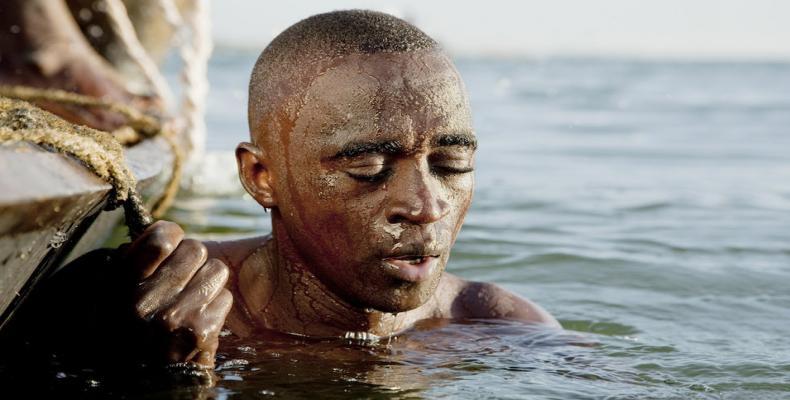 Philip Lee Harvey, Reino Unido. Mejor foto individual en la categoría “Viaje”.Río Níger, Mali. Los nadadores de la arena bajan hasta el fondo sin tanques de oxí