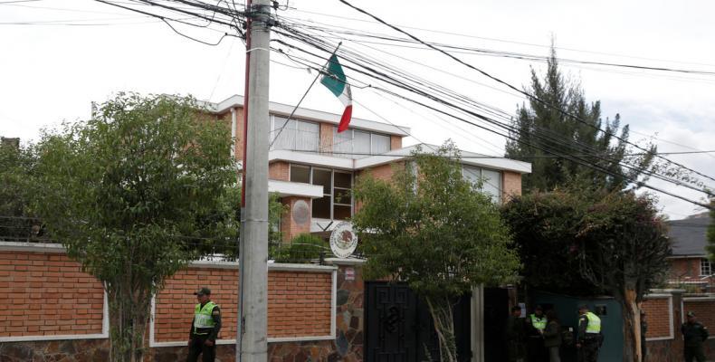 Policías bolivianos afuera de la Embajada de México en La Paz, Bolivia, 26 de diciembre de 2019.David Mercado / Reuters
