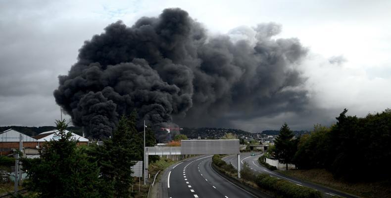 Smoke pours from Lumizol plant near Rouen on September 26th.  (Photo: AFP / Philippe Lopez15)