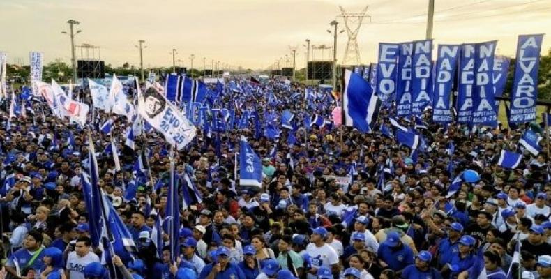 Supporters of Evo Morales at closing campaign rally in Yacuiba.  (Photo: teleSUR)