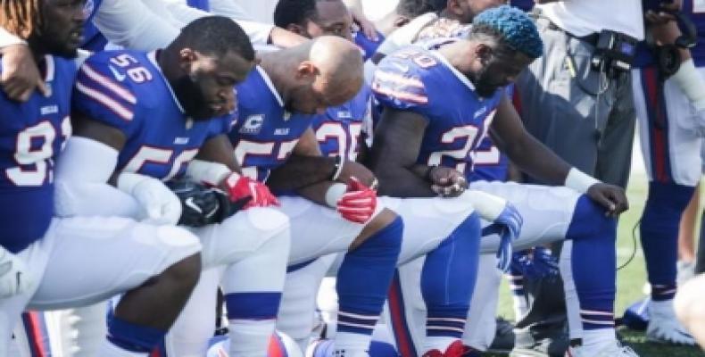 Futbolistas del equipo americano Buffalo Bills se arrodillan durante el Himno Nacional en protesta por declaraciones del presidente Donald Trump. Foto: El Mundo