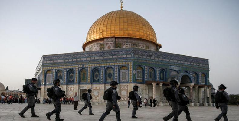 Israeli forces attack worshipers, reseal al-Aqsa Mosque gate.  Photo: AFP