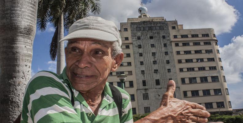 Ramón Osoria junto al edificio masónico. Foto: René Pérez Massola