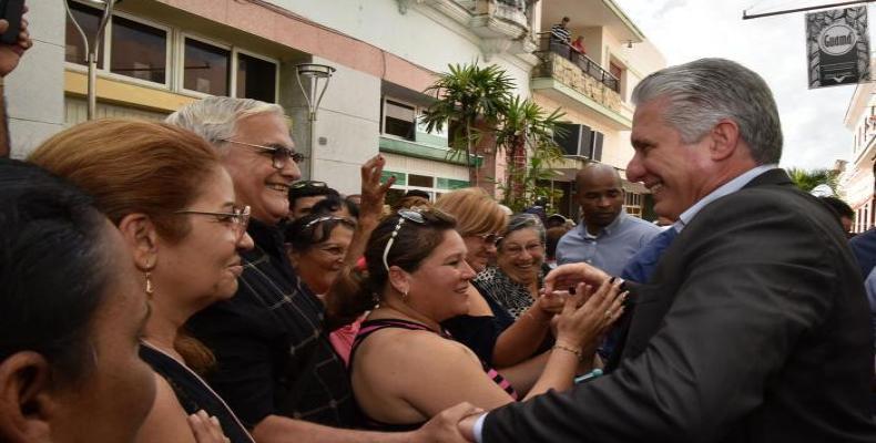 Diaz-Canel a échangé avec la population le jour de la prise de fonction des gouverneurs et vice-gouverneurs. Photo: Estudios Revolución