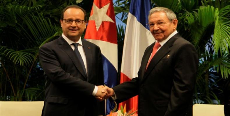 El Presidente de Cuba Raúl Castro (D) recibió en La Habana a su par francés François Hollande (I), en mayo de 2015.