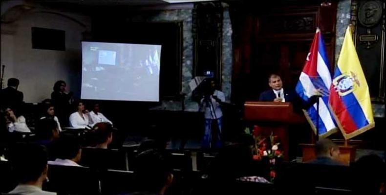 Presidente de Ecuador ofrece una conferencia magistral en la Universidad de la Habana. Foto tomada de PL