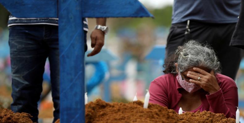 Multitudinario entierro de personas que fallecieron a causa del covid-19, en un cementerio en Manaus, Brasil, el 26 de mayo de 2020Bruno Kelly / Reuters