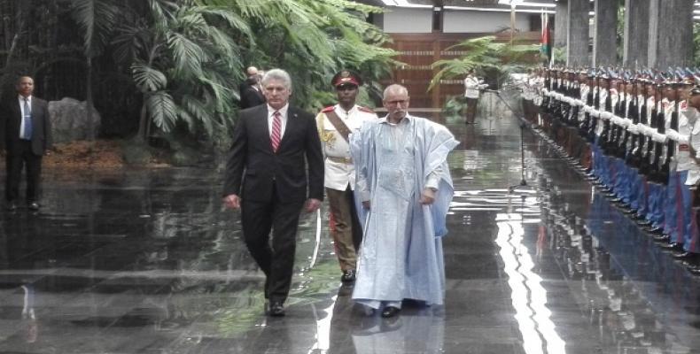 Díaz-Canel (I) recibió a  Brahím Ghali (D) en el Palacio de la Revolución. Fotos: Abdulraqib Ahmed