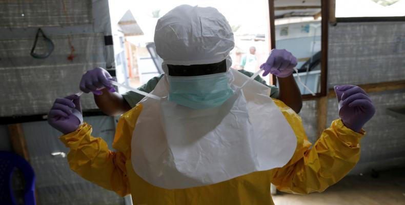 Médico se pone el equipo de protección en el centro de tratamiento de ébola ALIMA en Beni, República Democrática del Congo, el 31 de marzo de 2019Baz Ratner / R