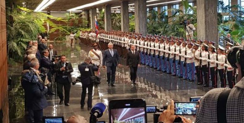 Díaz-Canel recibió al visitante en ceremonia con honores militares, en la sede del Consejo de Estado. Fotos:@PresidenciaCuba