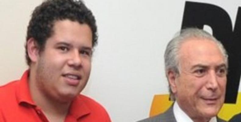 Bruno Júlio (I) junto a Michel Temer (D). Foto tomada de Cubadebate