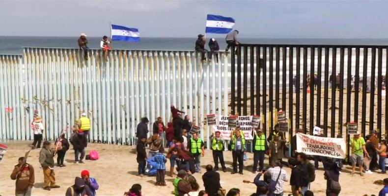 Central American caravan arrives at the U.S. border with Mexico.  Photo: AFP