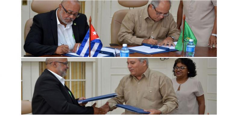 Alpidio Alonso (derecha), Ministro de Cultura de Cuba y Didacus Jules, director general de la OECO firman el acuerdo. Foto/MINCULT