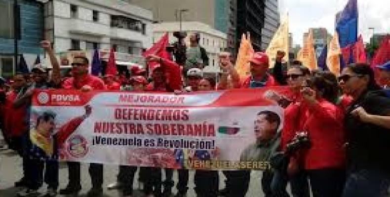 Venezolanos marchan a favor de gobierno de Maduro