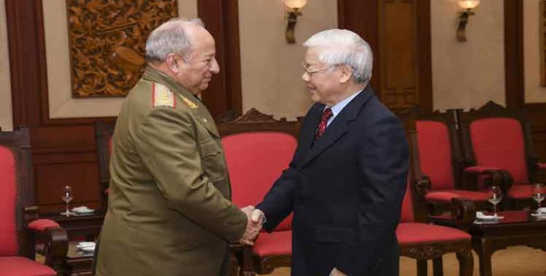 General Leopoldo Cintra Frias greets president Nguyen Phu Trong. Radio Reloj Photo.