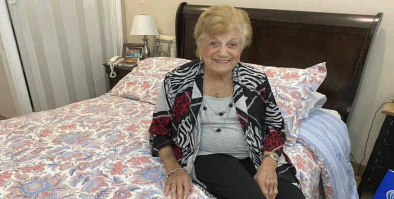 La sobreviviente del COVID-19 Anna Fortunato, de 90 años, posa para una foto en su habitación en la comunidad para ancianos The Arbors en Jericho, Nueva York, e