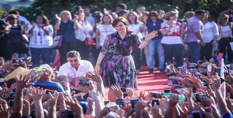 Cristina Fernández en mitin con sus partidarios