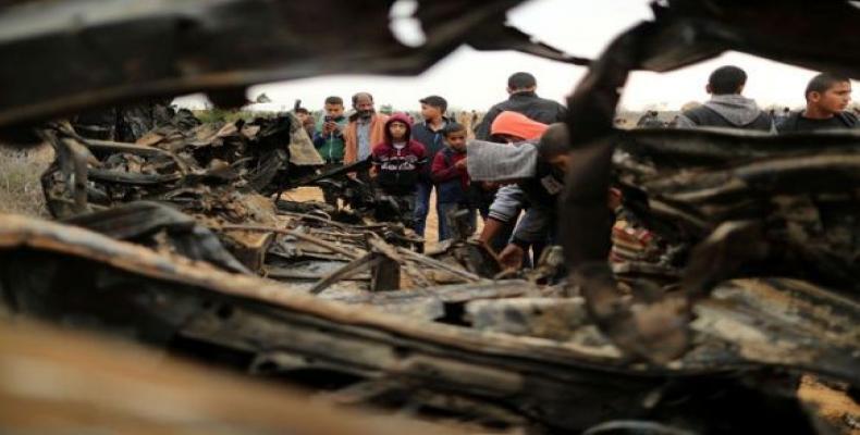 Automóvil destruído durante bombardeo israelí en Gaza