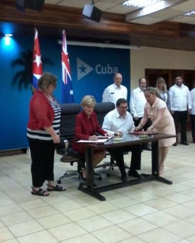 Julie Bishop y Bruno Rodríguez rubrican el documento, en La Habana. Foto: Dairon Caballero