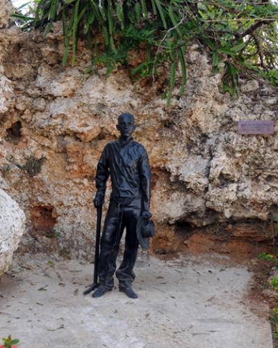 Estatua que perpetúa la presencia del joven José Martí en las antiguas canteras de San Lázaro. Foto tomada de www.cnpc.cult.cu