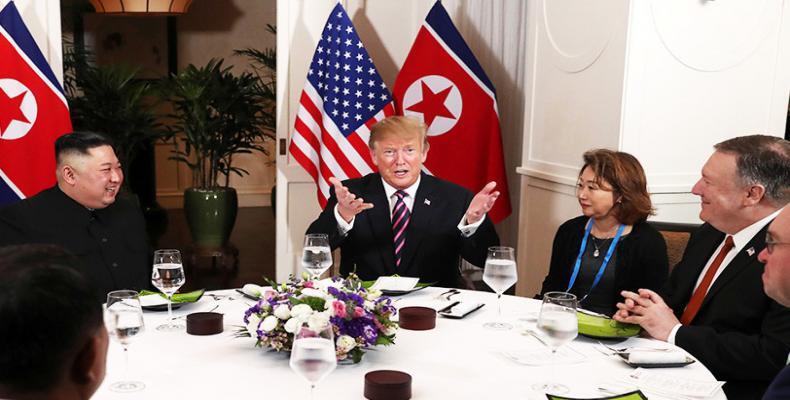 El líder norcoreano Kim Jong-un, el presidente de EE.UU. Donald Trump y el secretario de Estado Mike Pompeo durante una cena en segunda cumbre bilateral celebra