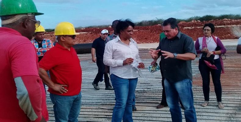La vicepresidenta cubana Inés María Chapman, chequeó la marcha de las inversiones en el sector hidráulico en Ciego de Ávila.Foto:RReloj.