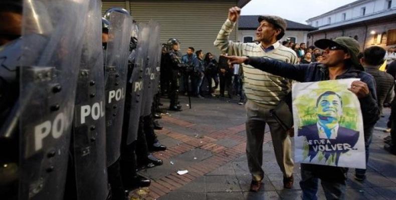 Ecuadoreans protest against the government and in support of former President Rafael Correa.  Photo: EFE