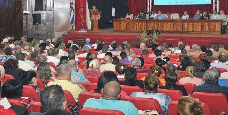 Raul Castro meets with Central Committee of Cuban Communist Party.  Photo: Cubadebate