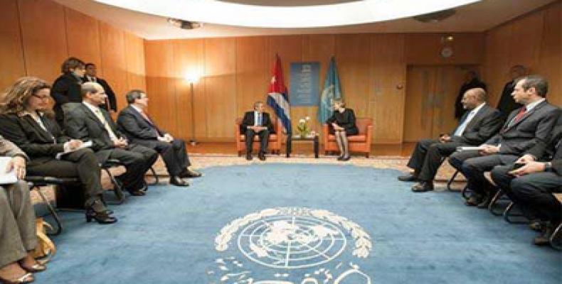 El presidente Raúl Castro dialoga con Irina Bokova. Foto: Presidencia de la República/ Tomado de Cancillería de Cuba (facebook) 