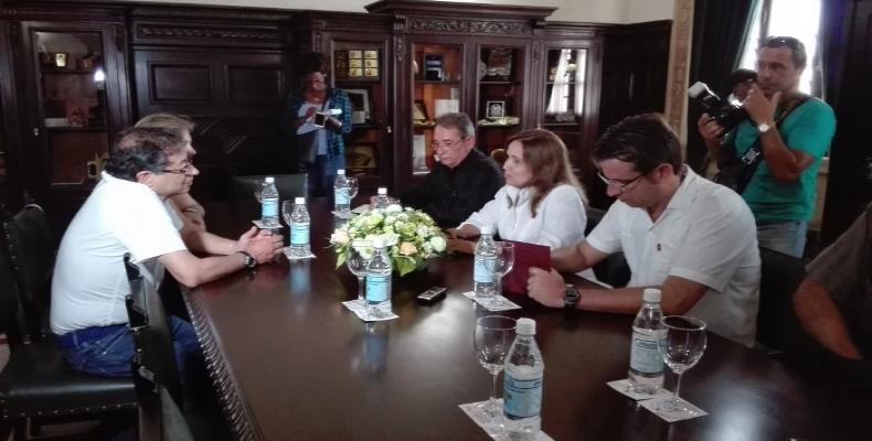Ana María Mary Machado (D) agradeció la visita de Petro (I), y le expresó el propósito de estrechar las relaciones con el Congreso colombiano. Fotos: la autora