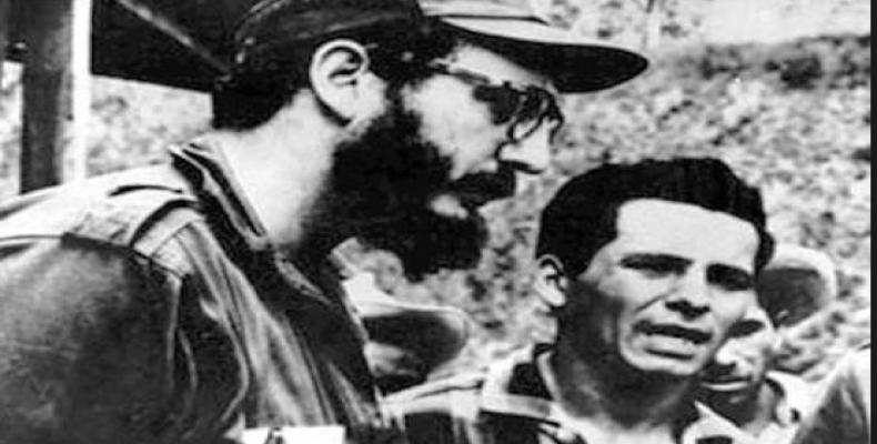 Fidel Castro (I) y Carlos Bastidas (D) en la Sierra Maestra, en el oriente de Cuba. Fotos: Archivo