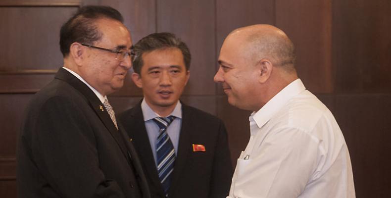 Morales Ojeda (D) y Ri Su Yong (I) manifestaron la disposición de continuar profundizando las relaciones existentes entre los dos países. Fotos: José Tito Meriñ