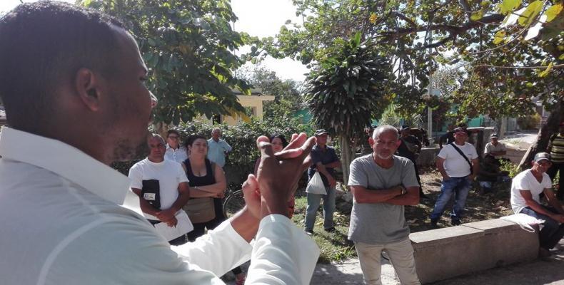 Agricultores prestan atención a las explicaciones del Dr. José Antonio Paradela, médico de la familia. (Foto:Lorenzo Oquendo/RHC)