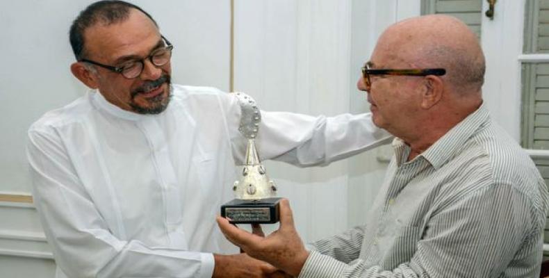 Miguel Barnet, presidente de la Fundación Fernando Ortíz entrega el premio al etnólogo mexicano Carlos Bojórquez Urzaiz./Foto: Abel Padrón Padilla (ACN)