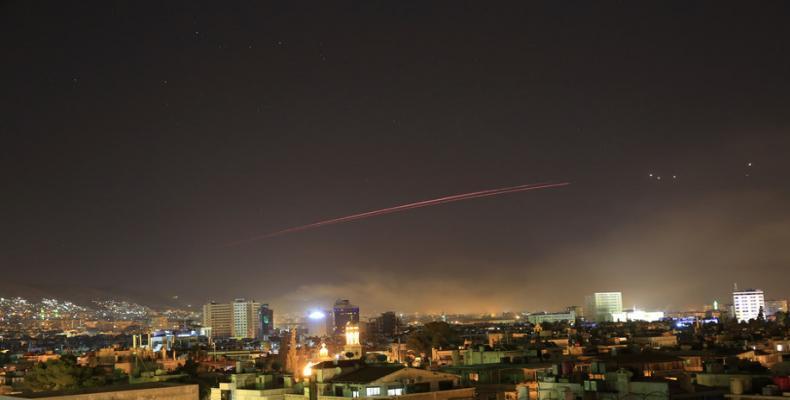 El cielo de Damasco durante el ataque nocturno de EE.UU., Reino Unido y Francia, el 14 de abril de 2018. Hassan Ammar / Reuters