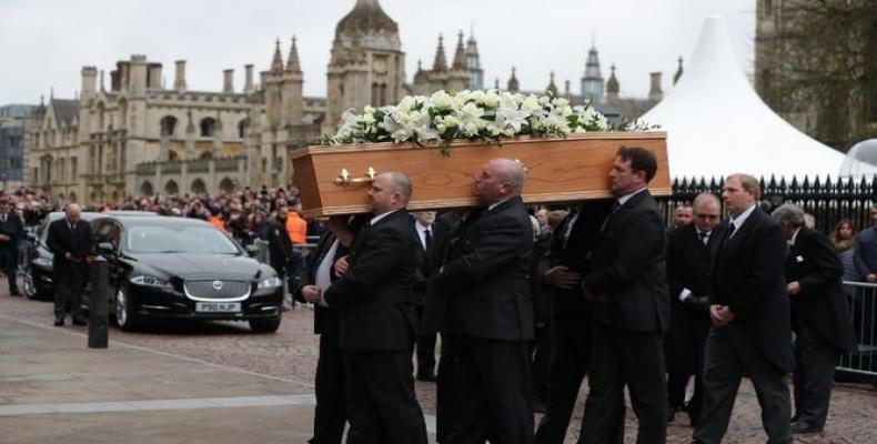 Cientos de familiares y amigos se despiden de Stephen Hawking. Foto: TVN Noticias